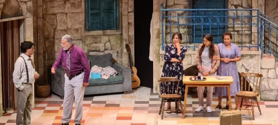 المئات في العرض المسرحي الكوميدي الضخم 